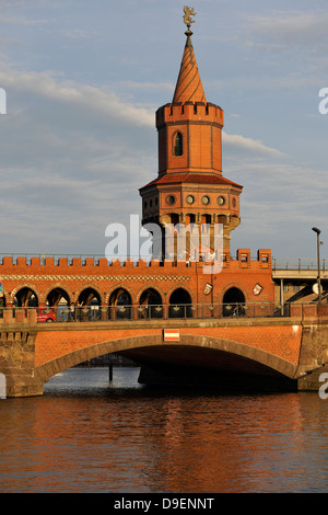 Visualizzazione scarti albero superiore ponte sopra il fiume Sprea nella luce della sera, Friedrich boschetto del monte Croce, Berlino, Germania, Europa Foto Stock