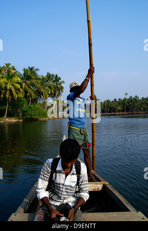 Canoa di viaggio in barca attraverso le lagune del Kerala a borgo rurale zona India Foto Stock