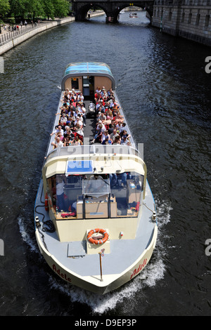 Holiday barca con i turisti nel Bode Museum Il Museo island patrimonio culturale mondiale dell UNESCO Distretto Centro Berlino Germania Euro Foto Stock