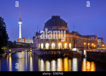 Notte ammissione di Bode Museum torre televisiva Alex isola dei musei patrimonio culturale mondiale dell UNESCO Distretto Centro Berlino Germania Foto Stock