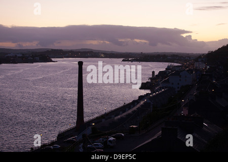 Una silhouette del lato terra la Chiesa e gli edifici in Cobh, nella contea di Cork in Repubblica di Irlanda Foto Stock