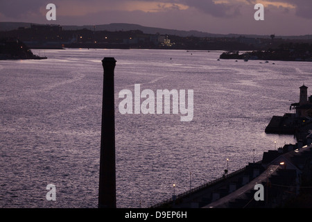 Una silhouette del lato terra la Chiesa e gli edifici in Cobh, nella contea di Cork in Repubblica di Irlanda Foto Stock