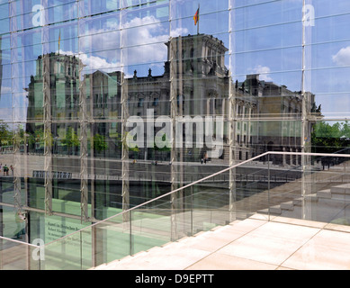 Il palazzo del Reichstag, il Bundestag tedesco è riflessa nella facciata in vetro del Marie-Elisabeth-L?ders-Haus, Reichstag rive, gove Foto Stock