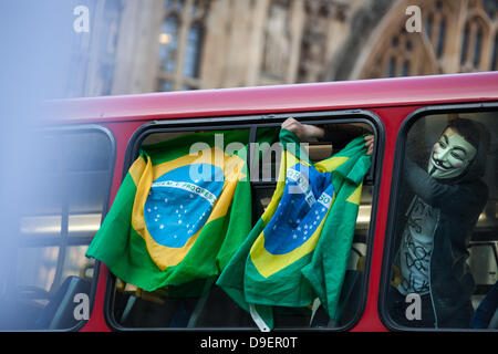 Londra, Regno Unito. Il 18 giugno, 2013. Migliaia convergono su Westminster, Londra, per mostrare il loro sostegno per le dimostrazioni accadendo nelle maggiori città di tutto il Brasile. Un numero crescente di giunzione sono il brasiliano dimostrazioni, il più grande paese ha visto in vent'anni. I dimostranti si sono uniti in una vasta gamma di questioni da aumenti di tariffe e imposte sale a disuguaglianza, l'istruzione e i grandi somme di denaro che viene speso per la prossima Coppa del Mondo 2014. Credito: Brendan Bell/Alamy Live News Foto Stock