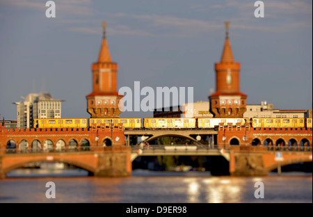 Metropolitana U1 sulla struttura superiore ponte sopra il fiume Sprea nella luce della sera vista in miniatura giocattoli visualizza Tilt Shift Effetto Friedrich del g Foto Stock