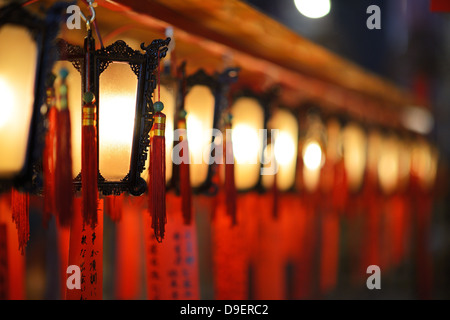 Lanterne interiore del Tempio Man Mo a Hong Kong, Cina. Foto Stock