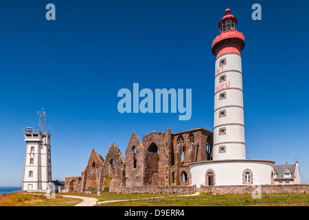 Faro, stazione di segnale e rovinato abbey sul promontorio di Pointe Saint-Mathieu in Bretagna, Francia. Foto Stock