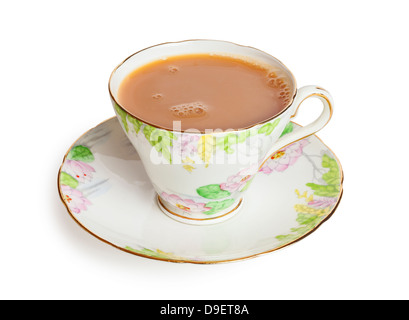 Tazza di tè con il latte in una bella bone china cup, appena versata con bolle sulla superficie anteriore per la regolazione del back focus, isolata su... Foto Stock