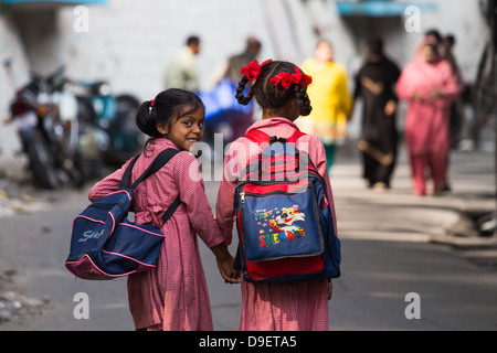 I bambini sul loro modo di scuola, Landour, Mussoorie, India Foto Stock