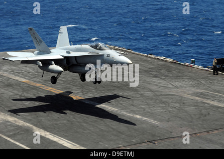 Sul mare del sud della Cina, 10 agosto 2011 - Un'F/A-18C Hornet terre a bordo della portaerei USS Ronald Reagan. Foto Stock