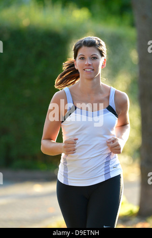 Giovane donna jogging (modello di rilascio) Foto Stock
