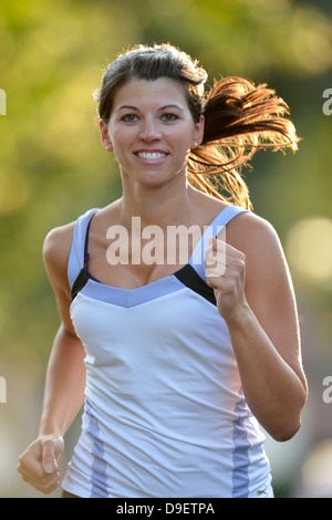 Giovane donna jogging (modello di rilascio) Foto Stock