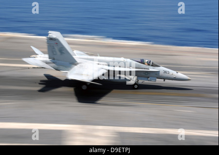 Un F/A-18E Super Hornet terre a bordo della USS Dwight D. Eisenhower. Foto Stock