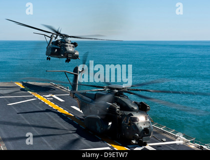 MH-53E mare Dragon elicotteri decollare dal ponte di volo della USS Wasp. Foto Stock