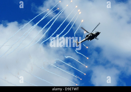 Un HH-60H Sea Hawk elicottero rilascia contromisura flares. Foto Stock