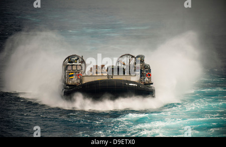 Una Landing Craft Air Cushion transita l'Oceano Pacifico ad alta velocità. Foto Stock