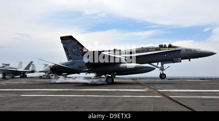 Un F/A-18C Hornet terre a bordo della Nimitz-class portaerei USS John C. Stennis. Foto Stock