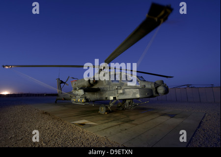 Un U.S. Esercito AH-64D Apache elicottero a Shindand Air Base, Afghanistan. Foto Stock