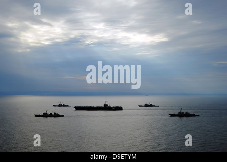 Una flotta di imprese multinazionali di navi della marina militare il transito dello stretto di Corea. Foto Stock