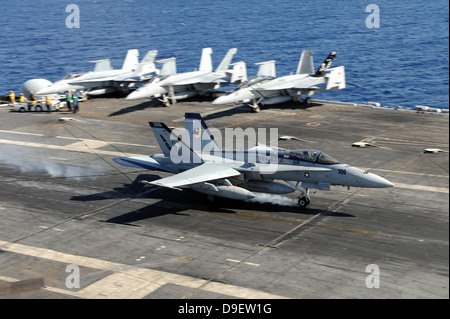 Un F/A-18E Super Hornet terre a bordo della portaerei USS Dwight D. Eisenhower. Foto Stock