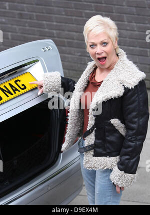 Denise Welch punti a un numero di targa "NAG' celebrità al di fuori della televisione ITV Studios di Londra - Inghilterra - 22.02.11 Foto Stock