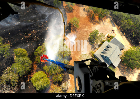 I Bambi Bucket attaccato a un CH-47 elicottero Chinook, discariche di acqua su un wildfire in Texas. Foto Stock