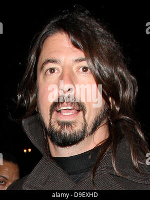 Essi avvoltoi storto il batterista e Foo Fighters frontman, Dave Grohl, lasciando il Claridges Hotel. Il leggendario rocker è in città prima del suo concerto con i Foo Fighters il prossimo Venerdì (25.02.11) in corrispondenza del NME Awards grande concerto al Wembley Arena di Londra - Inghilterra - 22.02.11 Foto Stock