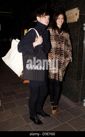 Richard Jones e Sophie Ellis-Bextor il pattino di Harrods Salon lancio - Arrivi fuori Londra Inghilterra - 22.02.11 Foto Stock