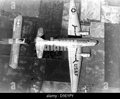 Settembre 28, 1950 - Curtiss C-46E in volo il traino aWaco CG-15un aliante. Foto Stock