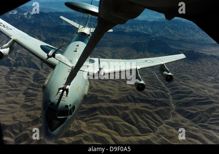 Un U.S. Air Force E-3 Sentry di rifornimento degli aerei da una KC-10 Extender. Foto Stock