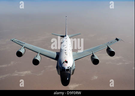 Un U.S. Air Force RC-135V/W rivetto comuni aerei di ricognizione. Foto Stock