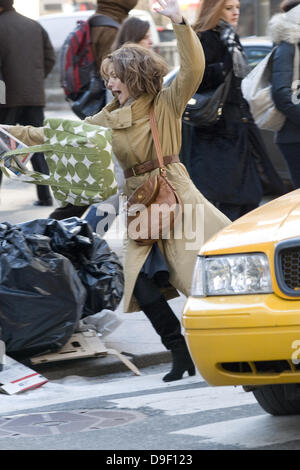 Michelle Pfeiffer sul set del suo nuovo film "Capodanno" in scena lei cade nella spazzatura per le strade di New York City, Stati Uniti d'America - 23.02.11 Foto Stock