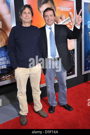 Peter Farrelly e Bobby Farrelly Los Angeles Premiere della Warner Bros Foto' 'Hall Pass" tenutasi presso i Glossari Affini Theatre di Los Angeles, California - 23.02.11 Foto Stock