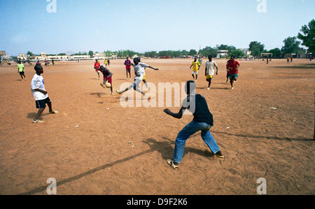 Ragazzi giocare a calcio in Corofina Nord, un sobborgo di Bamako, in Mali Foto Stock