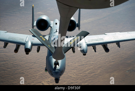 28 gennaio 2012 - un boom operatore refuels un A-10 Thunderbolt II. Foto Stock