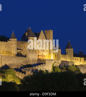 La città medievale di Carcassonne di notte Foto Stock