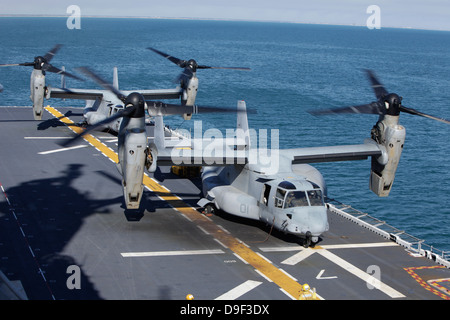 MV-22 Osprey tiltrotor aerei sul ponte di volo della USS Kearsarge. Foto Stock