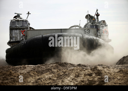 Una landing craft, cuscino d'aria si prepara a discostarsi Onslow Beach. Foto Stock