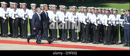 Berlino, Germania. 19 giugno 2013. Il Presidente Usa Barack Obama (R) e Presidente tedesco Joachim Gauck protezioni di revisione durante la cerimonia di benvenuto presso il Palazzo Bellevue a Berlino, Germania, 19 giugno 2013. Foto: Annibale /dpa/Alamy Live News Foto Stock