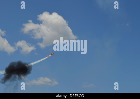 Un Yakovlev Yak-55M velivolo acrobatico vola attraverso un anello di fumo, Lakeland, Florida. Foto Stock