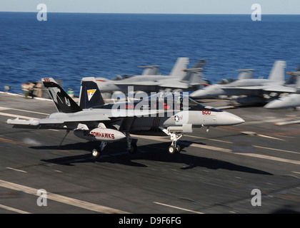 Un EA-18G Growler terre a bordo della USS George H.W. Bush. Foto Stock