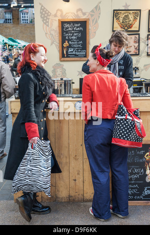 Inghilterra, Londra, Shoreditch, Spitafields Market, donne vestito in abiti d'epoca al caffè Stand Foto Stock