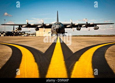 25 gennaio 2012 - UN MC-130E COMBATTERE Taloni mi attende la sua prossima missione sul flightline al duca Campo, Florida. Foto Stock