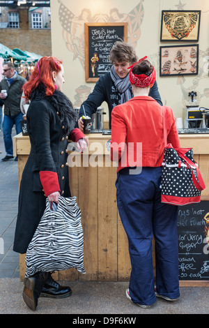 Inghilterra, Londra, Shoreditch, Spitafields Market, donne vestito in abiti d'epoca al caffè Stand Foto Stock