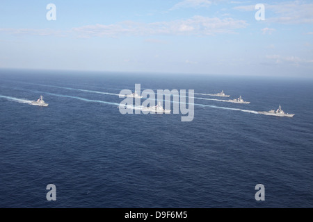 Navi Militari il transito del Mare delle Filippine in formazione. Foto Stock