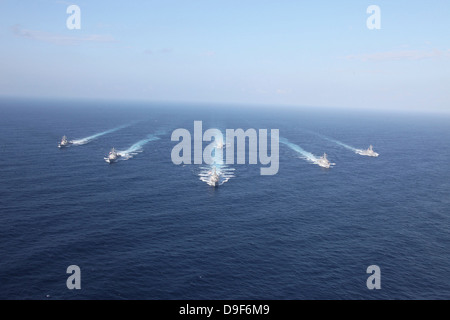 Navi Militari il transito del Mare delle Filippine in formazione. Foto Stock