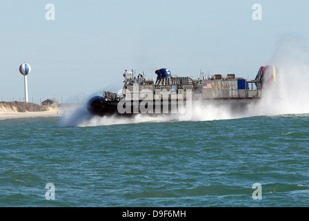 Una Landing Craft Air Cushion si prepara a terra sulla spiaggia. Foto Stock