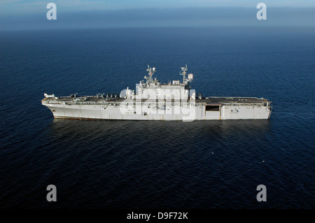 Assalto anfibio nave USS Peleliu transita l'Oceano Pacifico. Foto Stock