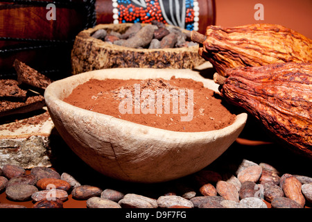 Chicchi di cacao con polvere di cacao e di cioccolato, le fave di cacao con polvere di cacao e cioccolato Foto Stock