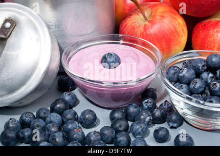 Vaso di vetro con yogurt e blueberrys e mele, ciotola di vetro con yogurt e mirtilli e mele Foto Stock